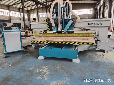 數(shù)控往復(fù)鋸 數(shù)控裁板鋸采用數(shù)控技術(shù),提高生產(chǎn)效率和產(chǎn)品質(zhì)量